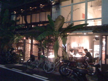 京都に旅行した際によく行ったのが京都御所近くにある「Cafe’ Bibliotic Hello！」。 雰囲気も良いし、デザインや旅行関係の雑誌・本が豊富にあるのが特徴で滞在型カフェ。居心地いいのが最高でした。 http://r.tabelog.com/kyoto/A2602/A260202/26000120/